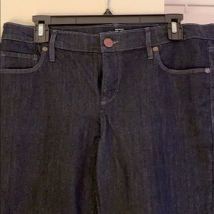 Skinny jeans with zipper on ankle